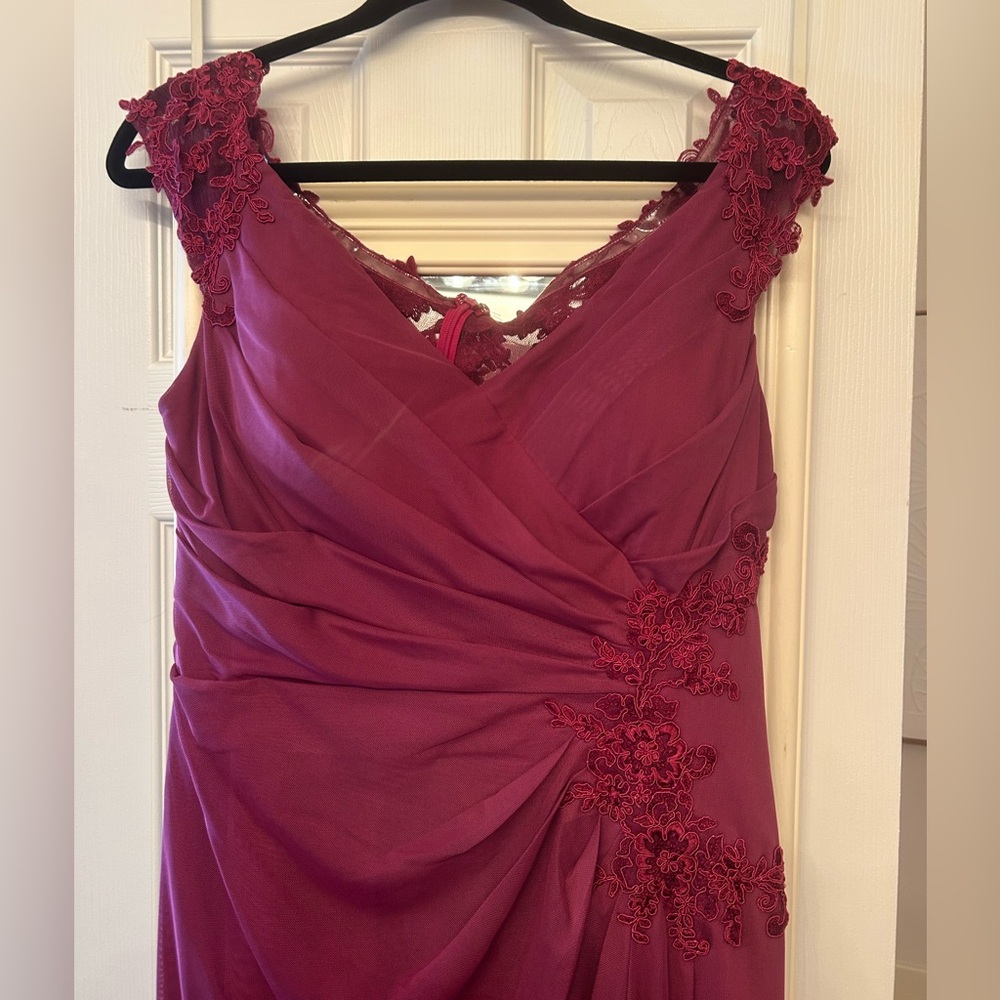 Elegant Burgundy Lace Evening Dress